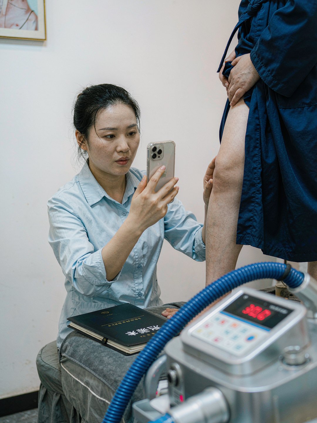 美容院员工在整理每周更新的案例素材