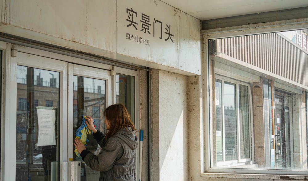 店员擦拭玻璃门头实景实拍,门头照别修得太好看