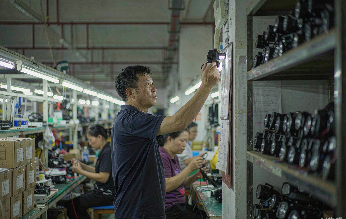 福建一家工厂的会议室白板上,业务员写下的客户原话被一条条贴成问句