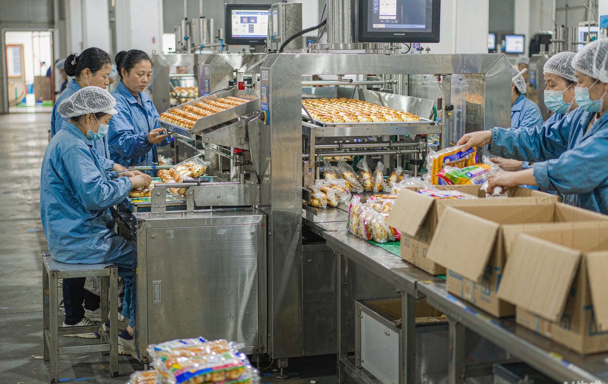 晋江安海镇一家食品厂的包装线,工人正在给烘焙产品装箱
