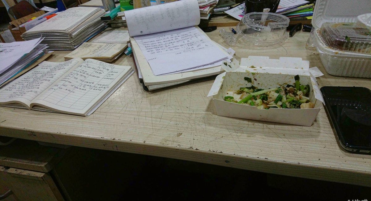 办公桌上摊着一份手写的获客支出表,旁边的盒饭还没动