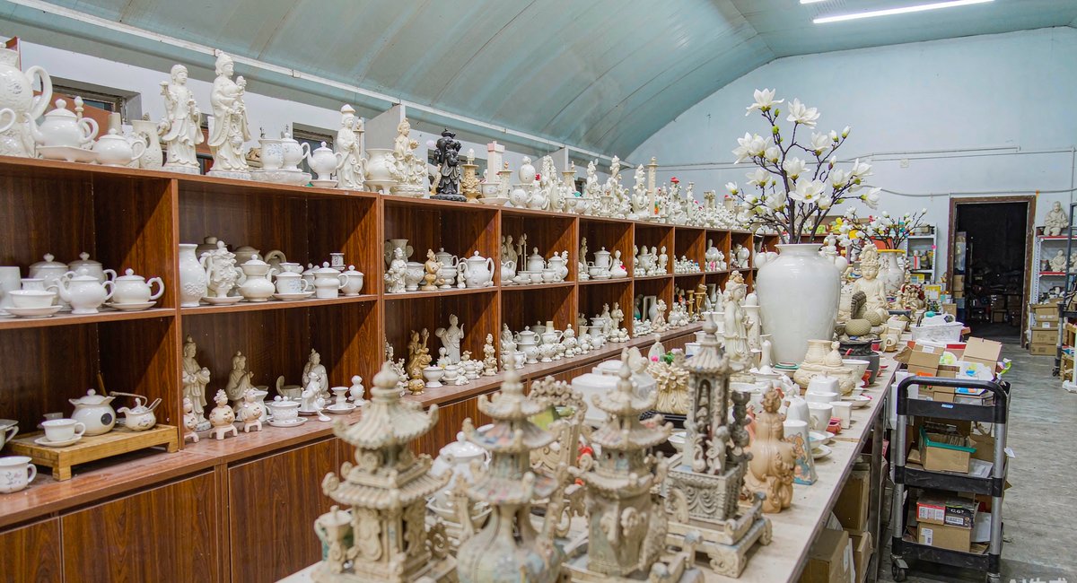 展厅里白瓷和树脂礼品摆了两面墙