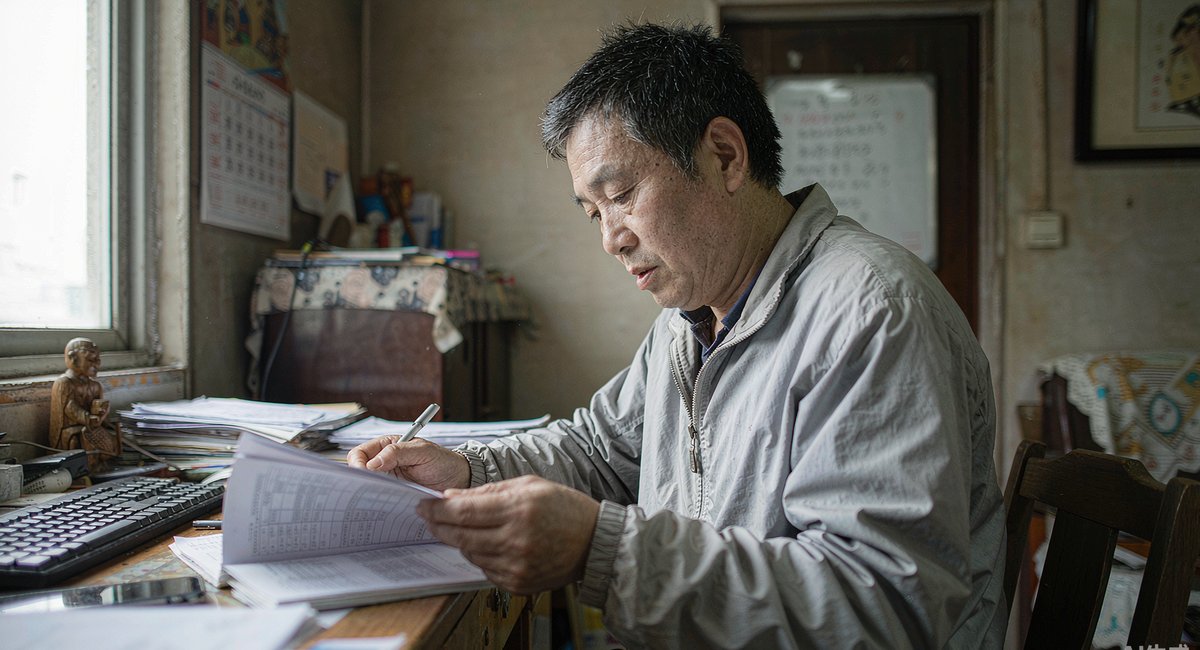 办公室里,老板在翻那本记录AI回答的表格