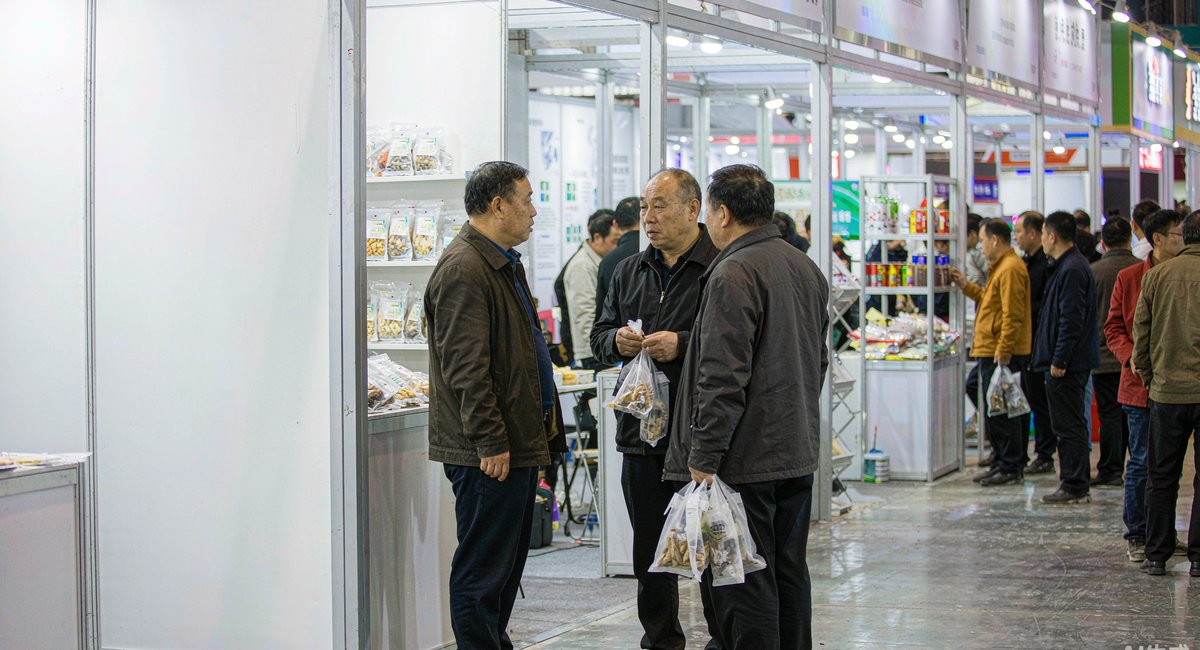 展会现场,洪总在展位前接待采购