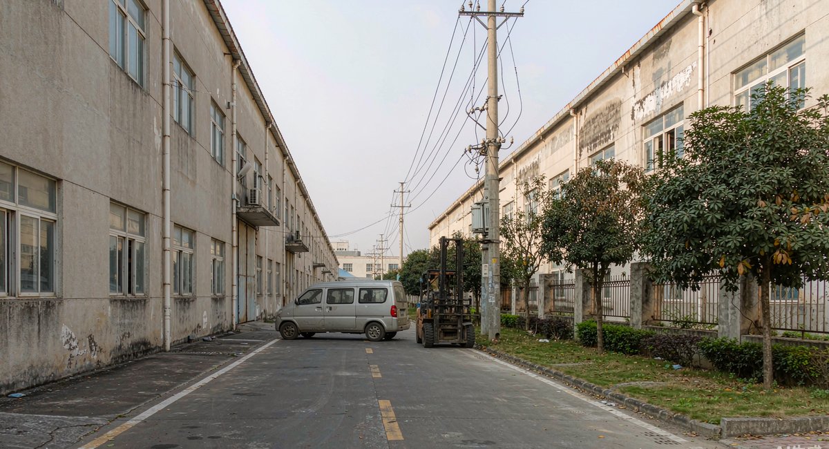 清濛工业区里的厂房外景,两家园隔了两条街
