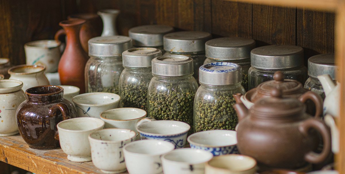 展架上的茶具和茶叶样品