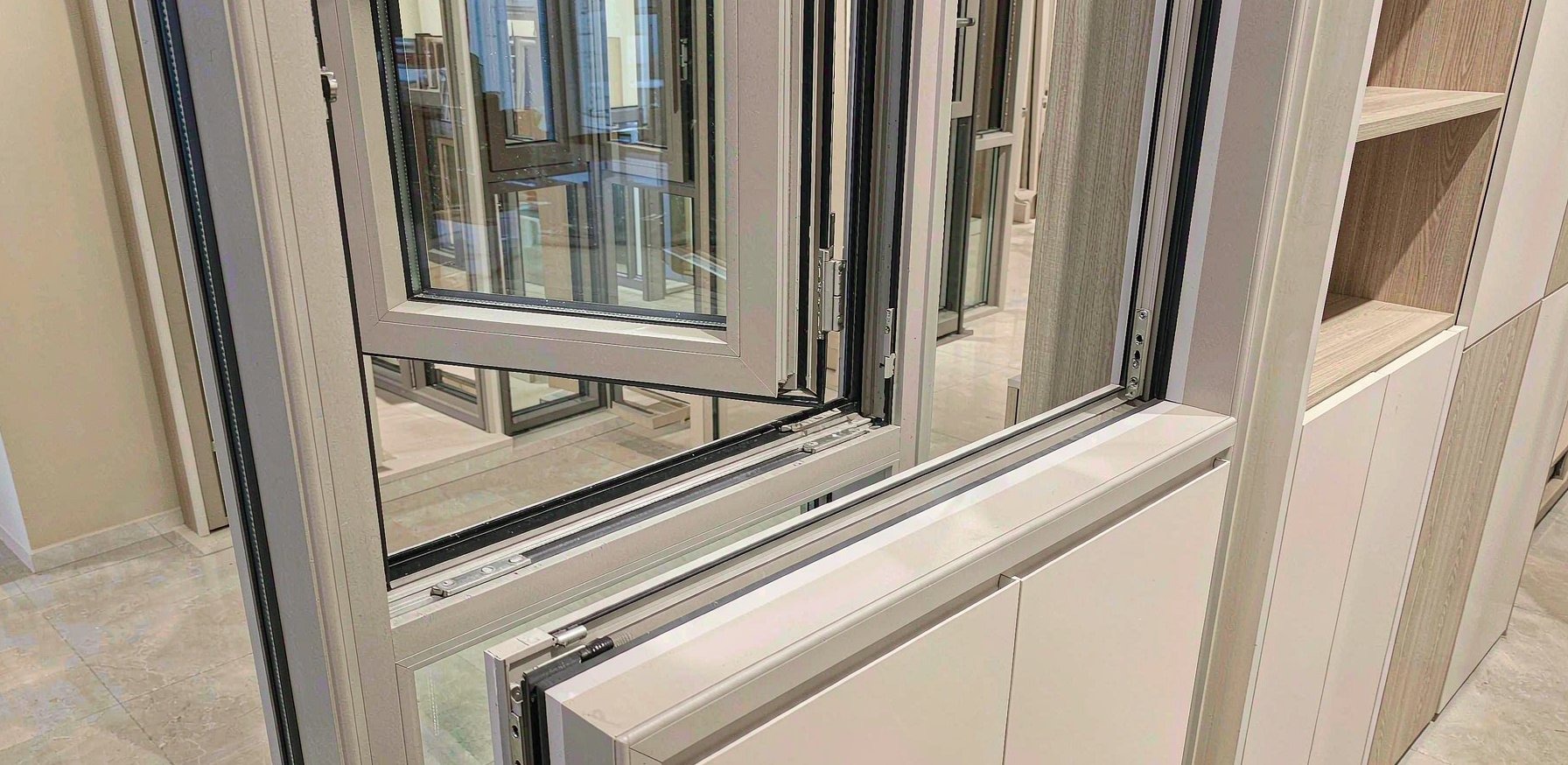 家装建材门店样板间，展示一组浅色断桥铝门窗与配套柜体